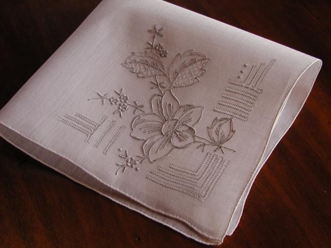 Superb handkerchief with églantine flower and various drawn thread
