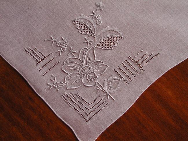 Superb handkerchief with églantine flower and various drawn thread