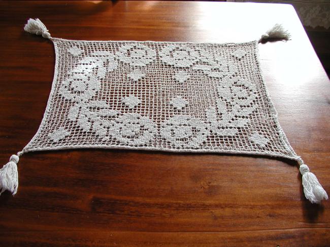 Lovely cushion case in filet lace 1920