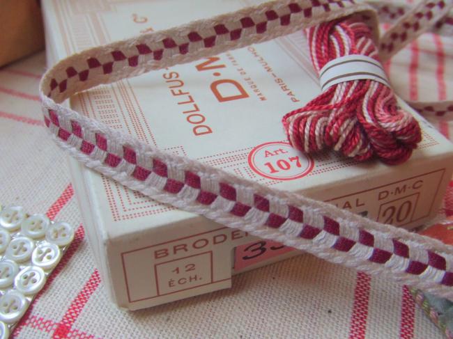 Superbe galon en lin naturel et coton rouge médoc, motif damier (10mm)