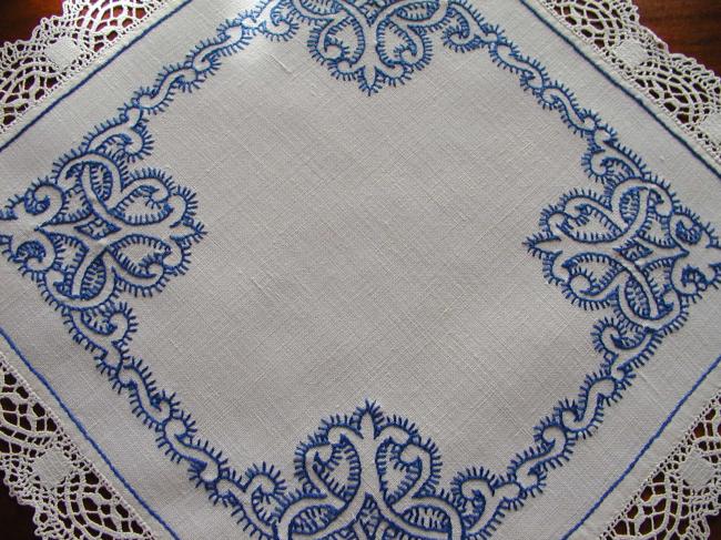 Gorgeous table centre with china blue embroidery