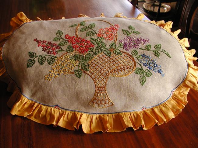 Superbe housse de coussin brodé d'un panier de fleurs