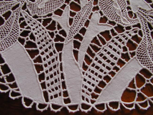 Marvellous doily in Venizia lace with iris flowers