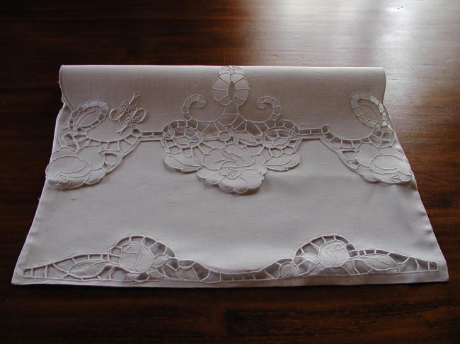 Magnifique pochette de lingerie brodée de roses à la Richelieu et monogramme JP