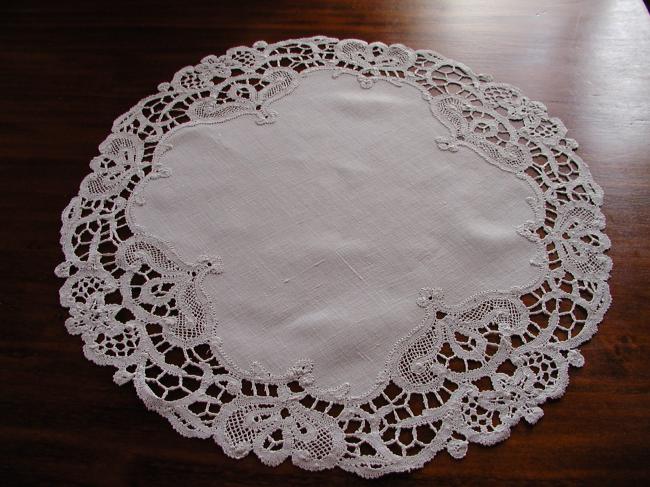 Gorgeous Cluny lace table centre