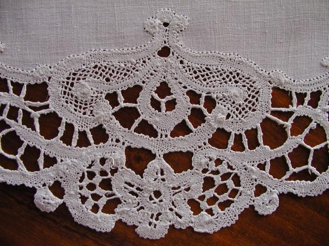 Gorgeous Cluny lace table centre