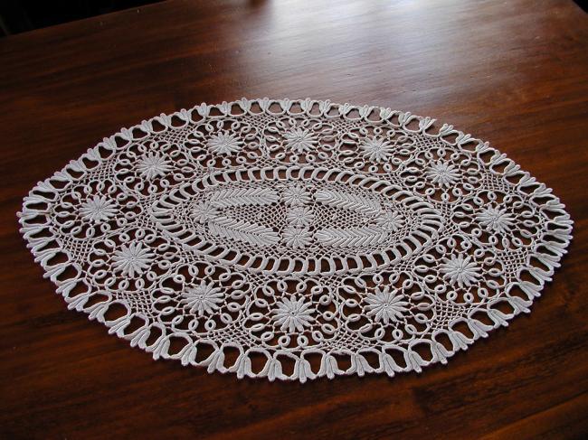 Superb table centre in irish lace guipure