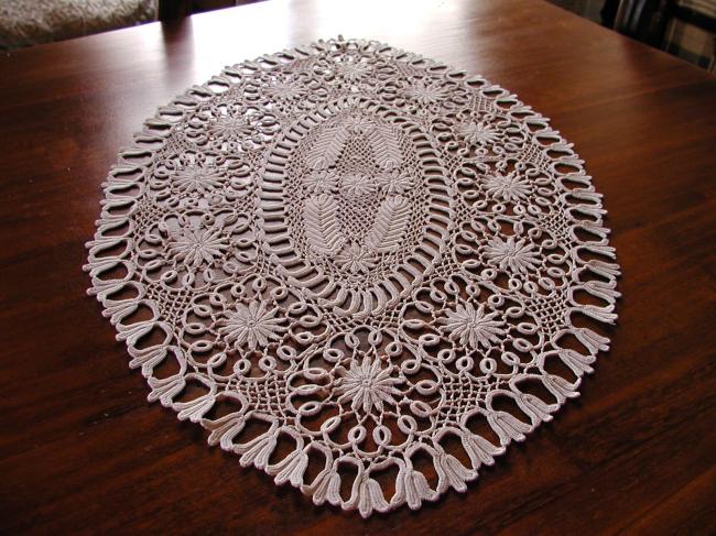 Superb table centre in irish lace guipure