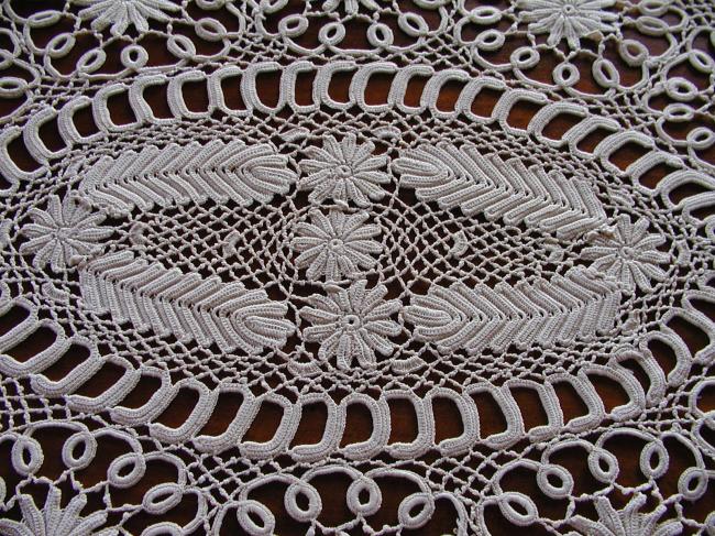 Superb table centre in irish lace guipure