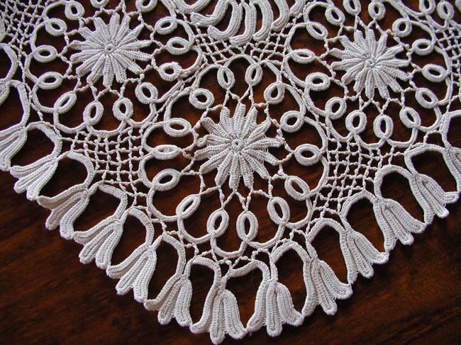 Superb table centre in irish lace guipure