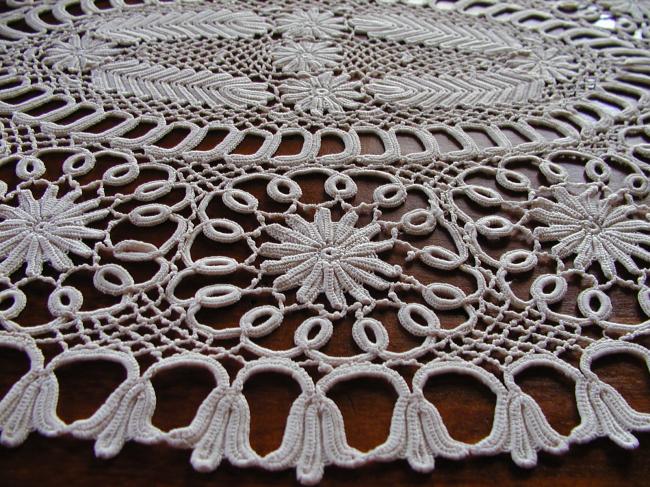 Superb table centre in irish lace guipure