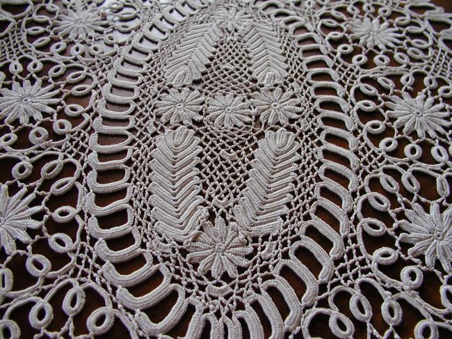 Superb table centre in irish lace guipure