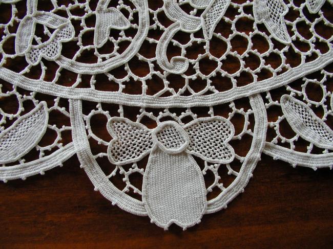 Stunning Venezia lace round table centre