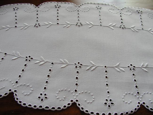Marvellous oval table centre with gorgeous embroidery