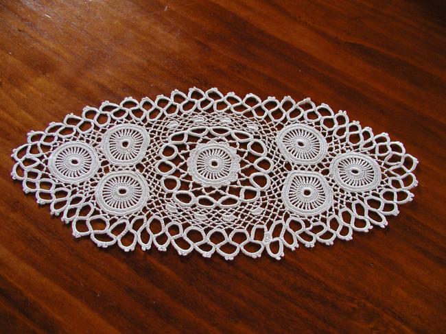 Charming exemple of irish guipure lace doily