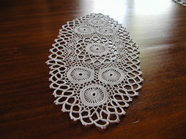 Charming exemple of irish guipure lace doily