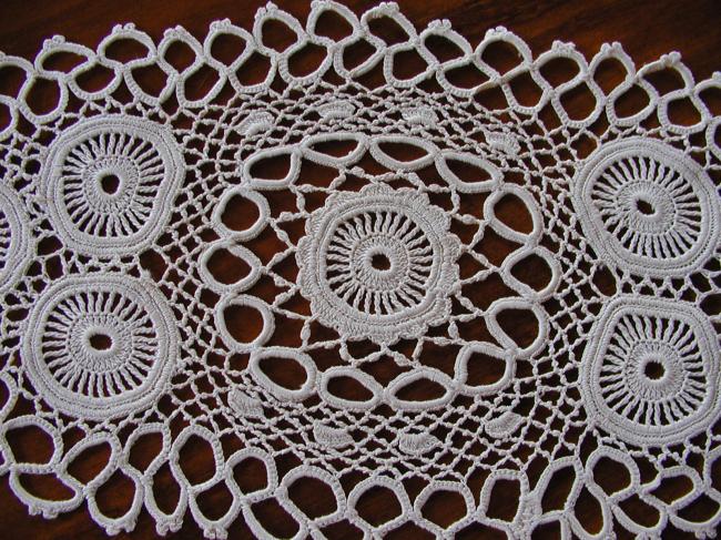 Charming exemple of irish guipure lace doily