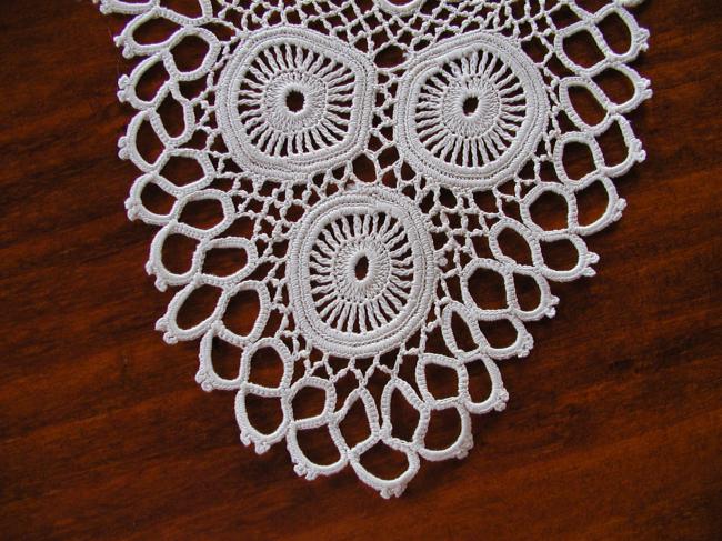 Charming exemple of irish guipure lace doily