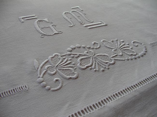 Magnificient sheet with  embroidered fushias flowers