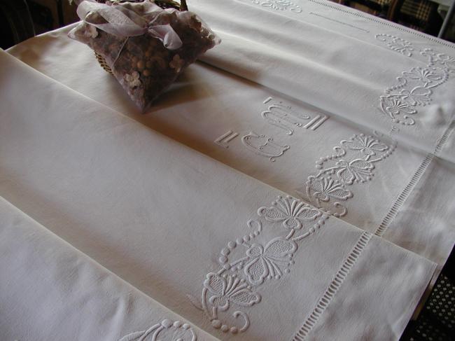 Magnificient sheet with  embroidered fushias flowers