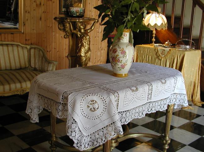 Merveilleuse nappe  brodée en dentelle de Cluny et  de Venise
