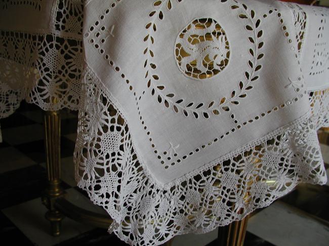 Merveilleuse nappe  brodée en dentelle de Cluny et  de Venise