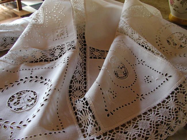 Merveilleuse nappe  brodée en dentelle de Cluny et  de Venise