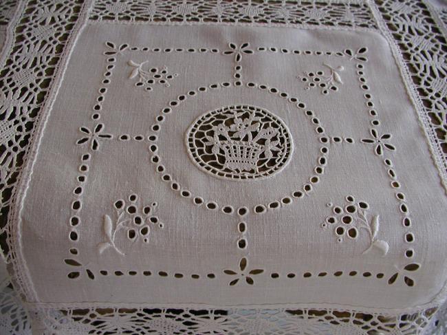 Merveilleuse nappe  brodée en dentelle de Cluny et  de Venise