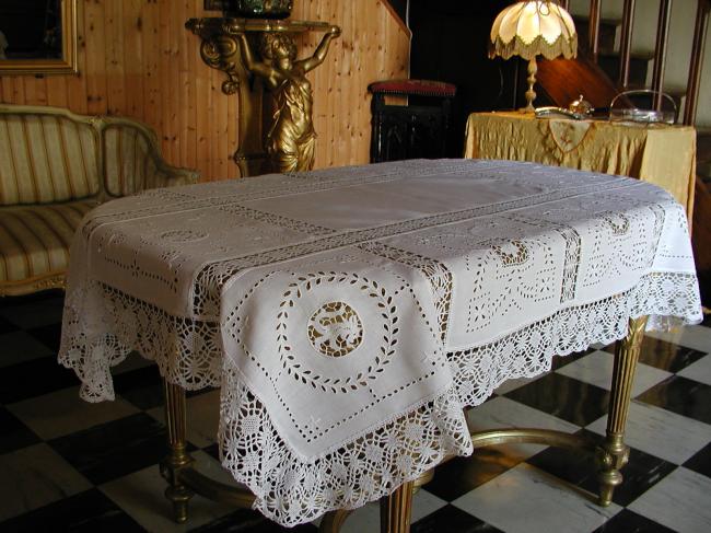 Merveilleuse nappe  brodée en dentelle de Cluny et  de Venise