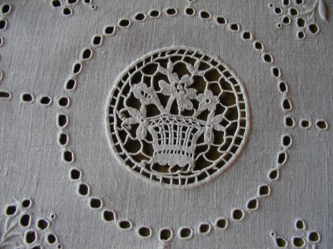Merveilleuse nappe  brodée en dentelle de Cluny et  de Venise
