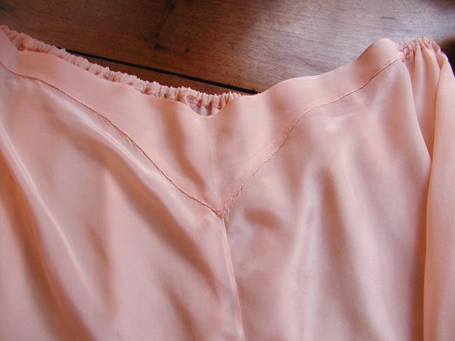 Jolie culotte panty brodée en soie de couleur rose saumon 1930