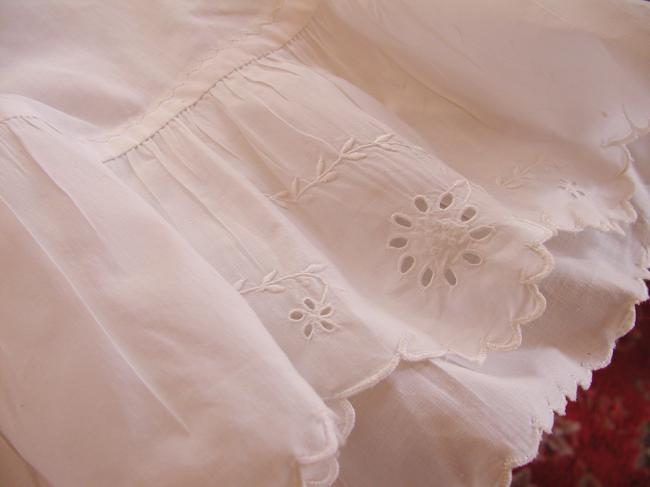 Très belle culotte panty fendue en batiste de coton avec jolie bordure festonnée