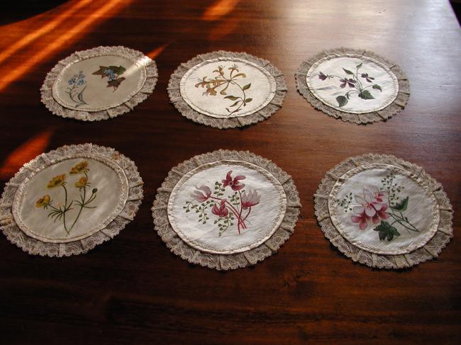 Superbe série de 6 napperons floraux peints à la main, sur soie, 19ème