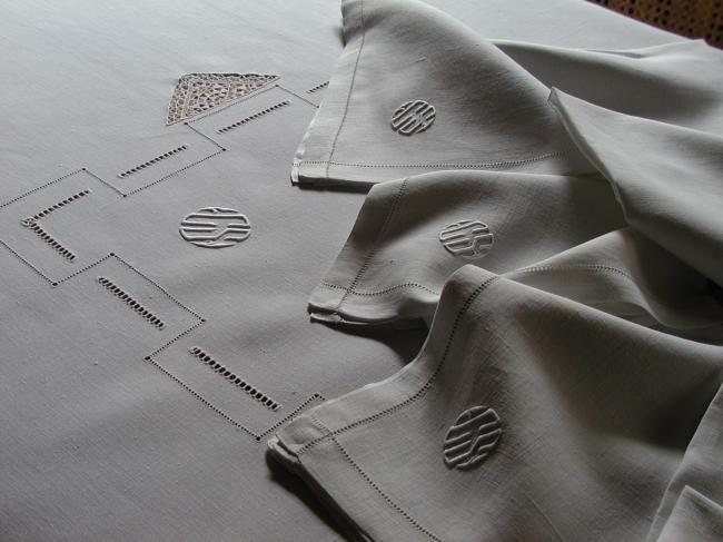 Beautiful and huge  embroidered tablecloth with 12 serviettes
