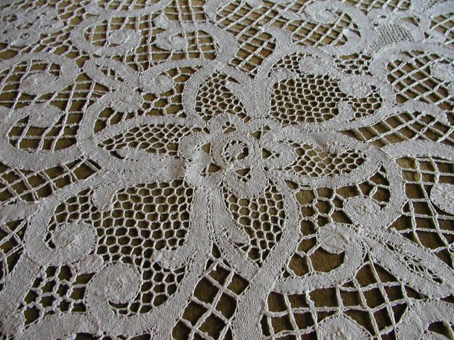 Magnificient tablecloth in bobbin lace in Renaissance style