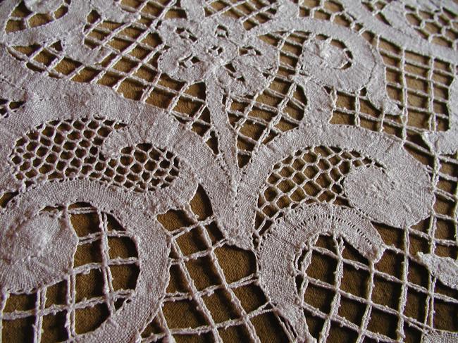 Magnificient tablecloth in bobbin lace in Renaissance style