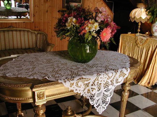 Magnificient tablecloth in bobbin lace in Renaissance style