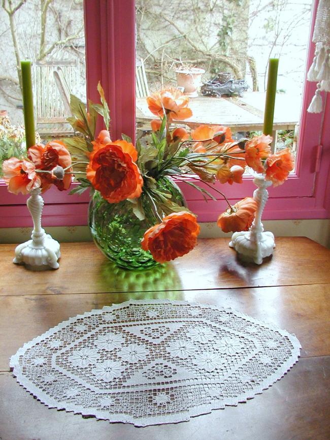 Superb oval table centre in hand-made fillet lace flowers pattern 1930