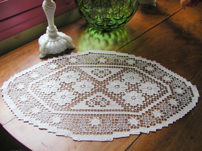 Superb oval table centre in hand-made fillet lace flowers pattern 1930