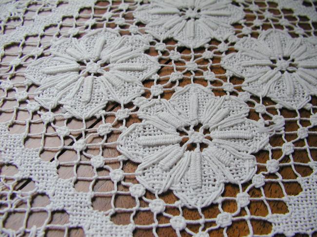 Superb oval table centre in hand-made fillet lace flowers pattern 1930