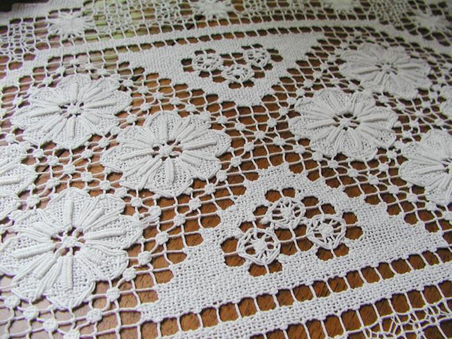 Superb oval table centre in hand-made fillet lace flowers pattern 1930