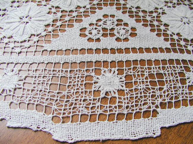 Superb oval table centre in hand-made fillet lace flowers pattern 1930