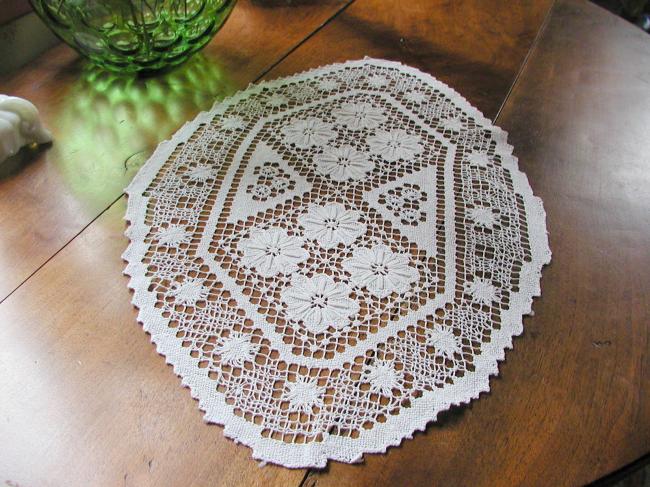 Superb oval table centre in hand-made fillet lace flowers pattern 1930