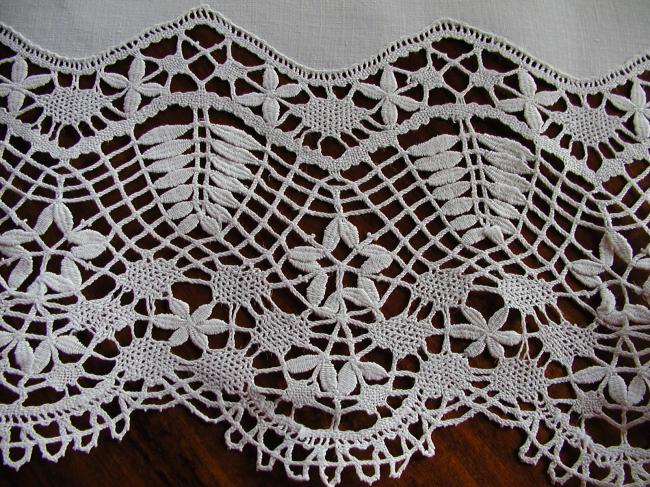 Gorgeous tablecloth with Hardanger embroidery and somptueux Cluny lace