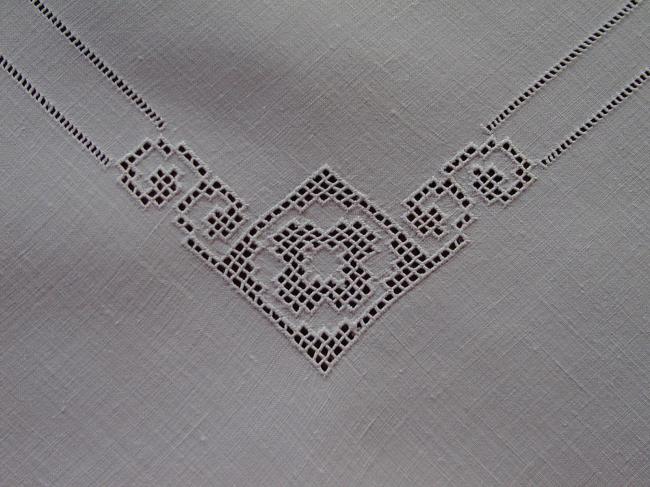 Gorgeous tablecloth with Hardanger embroidery and somptueux Cluny lace