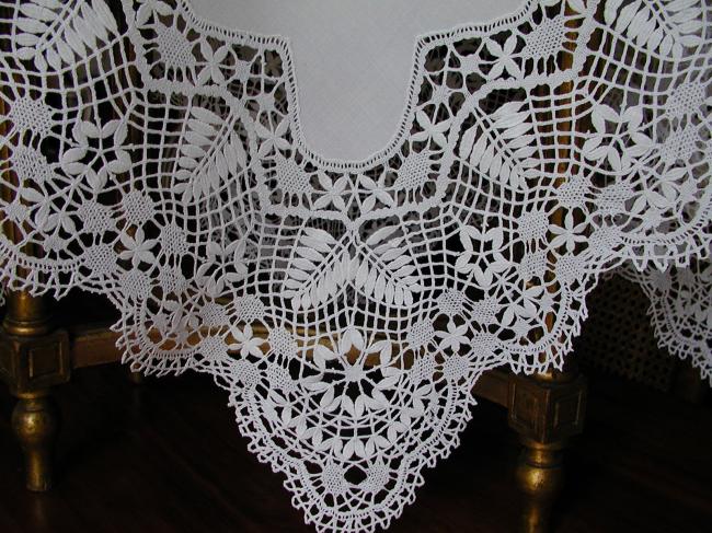Gorgeous tablecloth with Hardanger embroidery and somptueux Cluny lace