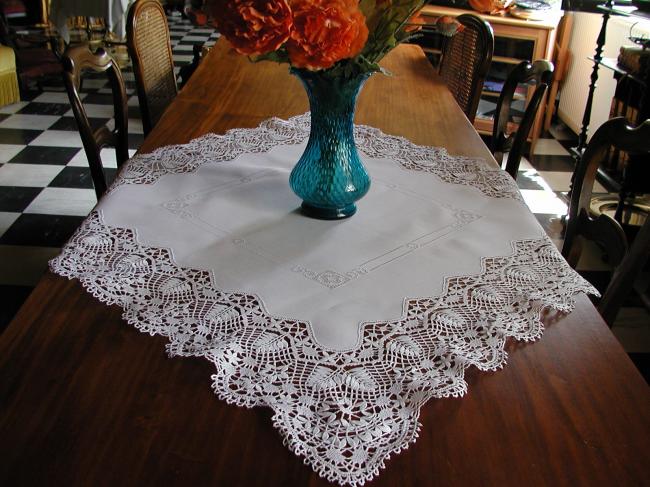 Gorgeous tablecloth with Hardanger embroidery and somptueux Cluny lace