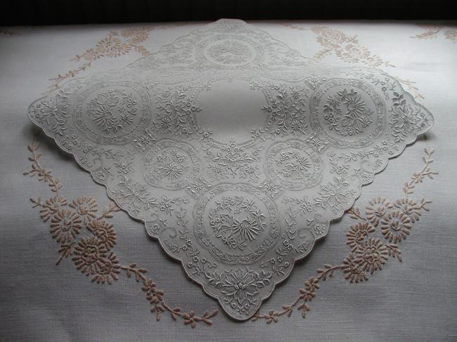 Exceptional handkerchief with stunning embroideries of flowers