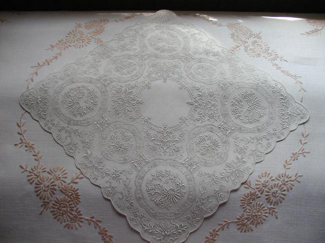 Exceptional handkerchief with stunning embroideries of flowers