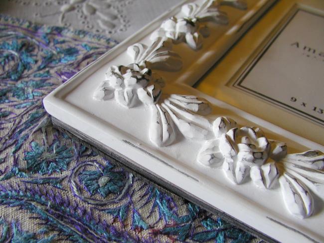 Romantique cadre pèle-mêle blanc patiné et sculpté de petites roses